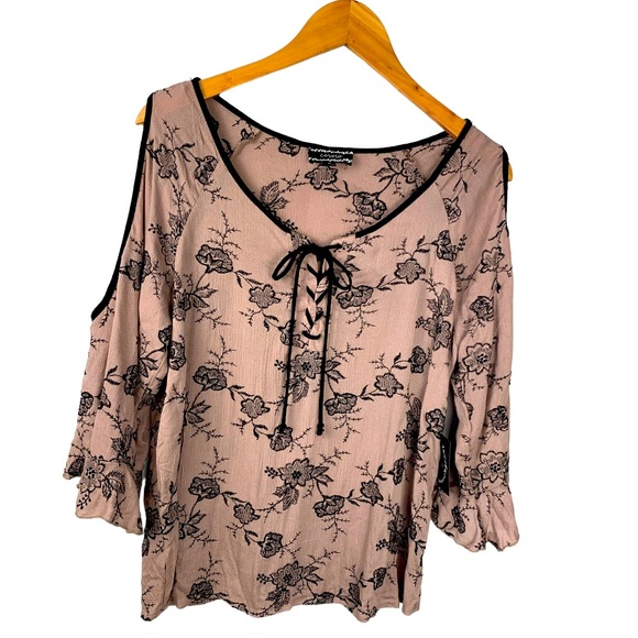 Corvia Tops - NWT Corvia Embroidered Floral Top Size Medium
